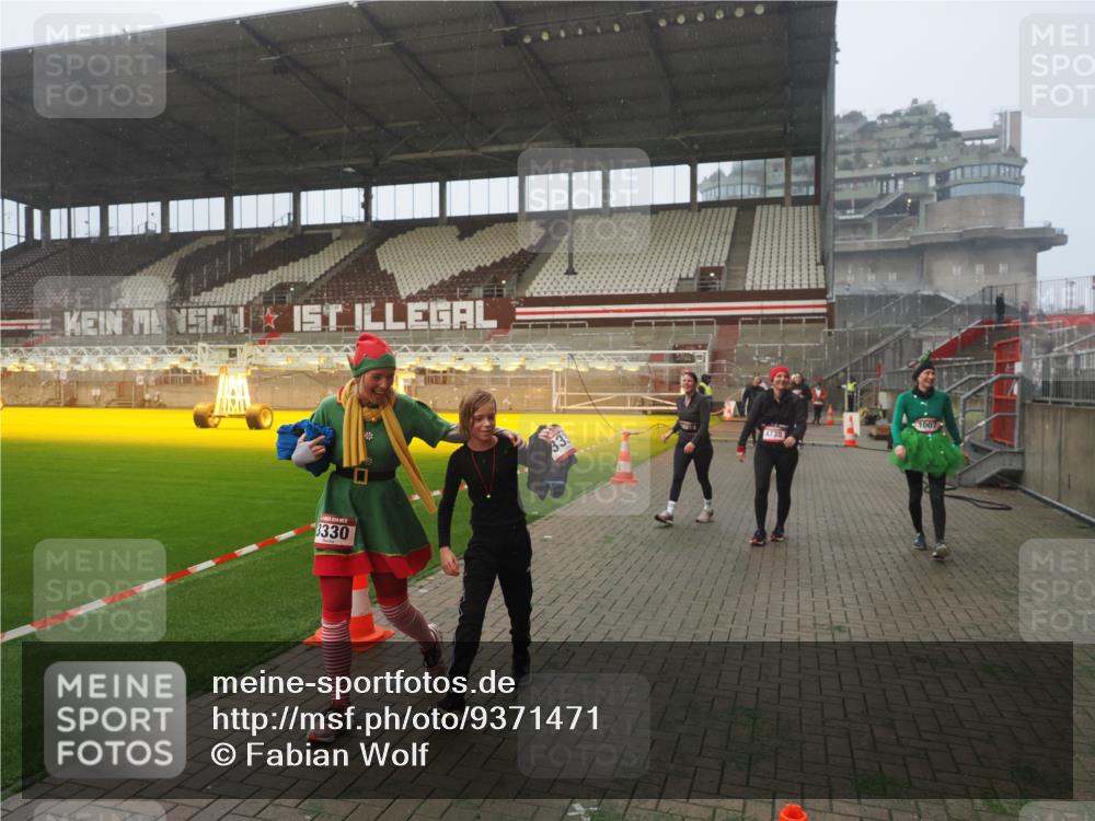 07.12.2025 - St. Pauli X-Mass-Run No. 15 Fabian Wolf http://msf.ph/oto/9371471 07.12.2025 10:06:48 Ziel 150, 217, 867, 1007, 1103, 1505, 2129, 3189, 3330, 3333, 3970, 3971, 4735, 4738 meine-sportfotos.de