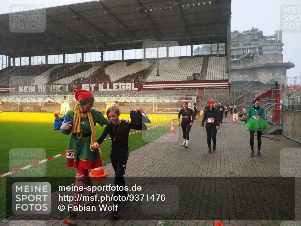 07.12.2025 - St. Pauli X-Mass-Run No. 15 Fabian Wolf http://msf.ph/oto/9371476 07.12.2025 10:06:49 Ziel 150, 217, 366, 867, 1007, 1103, 1505, 1735, 2129, 3189, 3330, 3333, 3970, 3971, 4735, 4738 meine-sportfotos.de