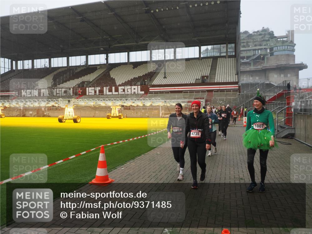 07.12.2025 - St. Pauli X-Mass-Run No. 15 Fabian Wolf http://msf.ph/oto/9371485 07.12.2025 10:06:51 Ziel 150, 217, 366, 867, 972, 975, 1007, 1103, 1505, 1735, 1736, 2129, 3189, 3330, 3333, 3970, 3971, 4735, 4738 meine-sportfotos.de