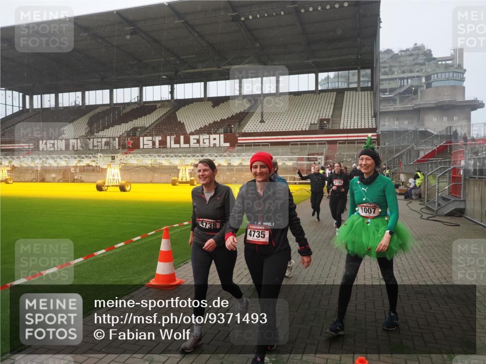 07.12.2025 - St. Pauli X-Mass-Run No. 15 Fabian Wolf http://msf.ph/oto/9371493 07.12.2025 10:06:52 Ziel 217, 366, 867, 972, 975, 1007, 1103, 1505, 1735, 1736, 2129, 3189, 3330, 3333, 3970, 3971, 4735, 4738 meine-sportfotos.de