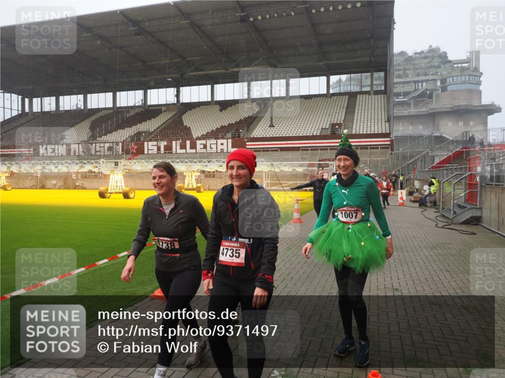 07.12.2025 - St. Pauli X-Mass-Run No. 15 Fabian Wolf http://msf.ph/oto/9371497 07.12.2025 10:06:53 Ziel 217, 366, 867, 972, 975, 1007, 1103, 1505, 1735, 1736, 2129, 3189, 3330, 3333, 3970, 3971, 4735, 4738 meine-sportfotos.de