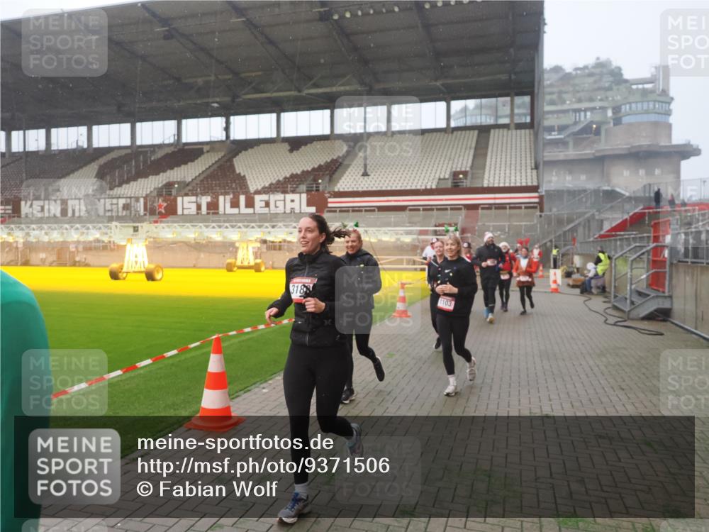 07.12.2025 - St. Pauli X-Mass-Run No. 15 Fabian Wolf http://msf.ph/oto/9371506 07.12.2025 10:06:55 Ziel 217, 366, 867, 972, 975, 1007, 1103, 1505, 1735, 1736, 2129, 3189, 3330, 3333, 4354, 4735, 4738 meine-sportfotos.de