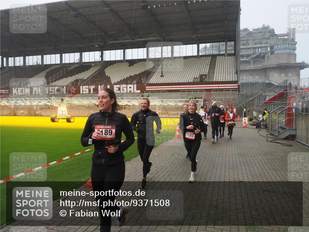 07.12.2025 - St. Pauli X-Mass-Run No. 15 Fabian Wolf http://msf.ph/oto/9371508 07.12.2025 10:06:55 Ziel 217, 366, 867, 972, 975, 1007, 1103, 1505, 1735, 1736, 2129, 3189, 3330, 3333, 4354, 4735, 4738 meine-sportfotos.de