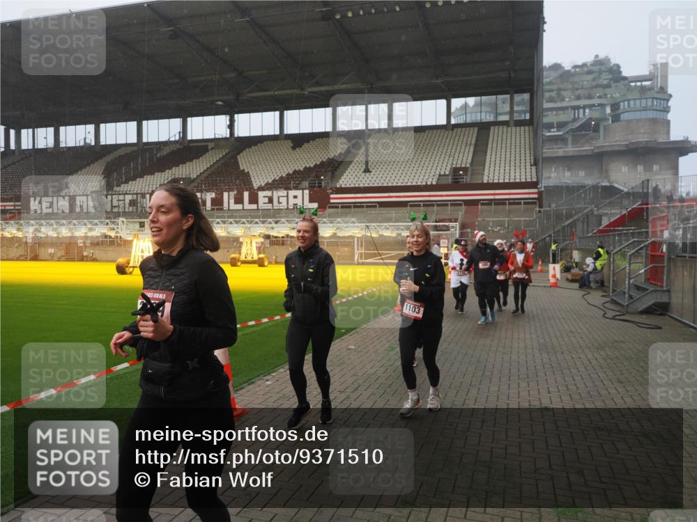 07.12.2025 - St. Pauli X-Mass-Run No. 15 Fabian Wolf http://msf.ph/oto/9371510 07.12.2025 10:06:55 Ziel 217, 366, 867, 972, 975, 1007, 1103, 1505, 1735, 1736, 2129, 3189, 3330, 3333, 4354, 4735, 4738 meine-sportfotos.de