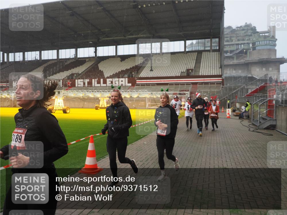 07.12.2025 - St. Pauli X-Mass-Run No. 15 Fabian Wolf http://msf.ph/oto/9371512 07.12.2025 10:06:55 Ziel 217, 366, 867, 972, 975, 1007, 1103, 1505, 1735, 1736, 2129, 3189, 3330, 3333, 4354, 4735, 4738 meine-sportfotos.de
