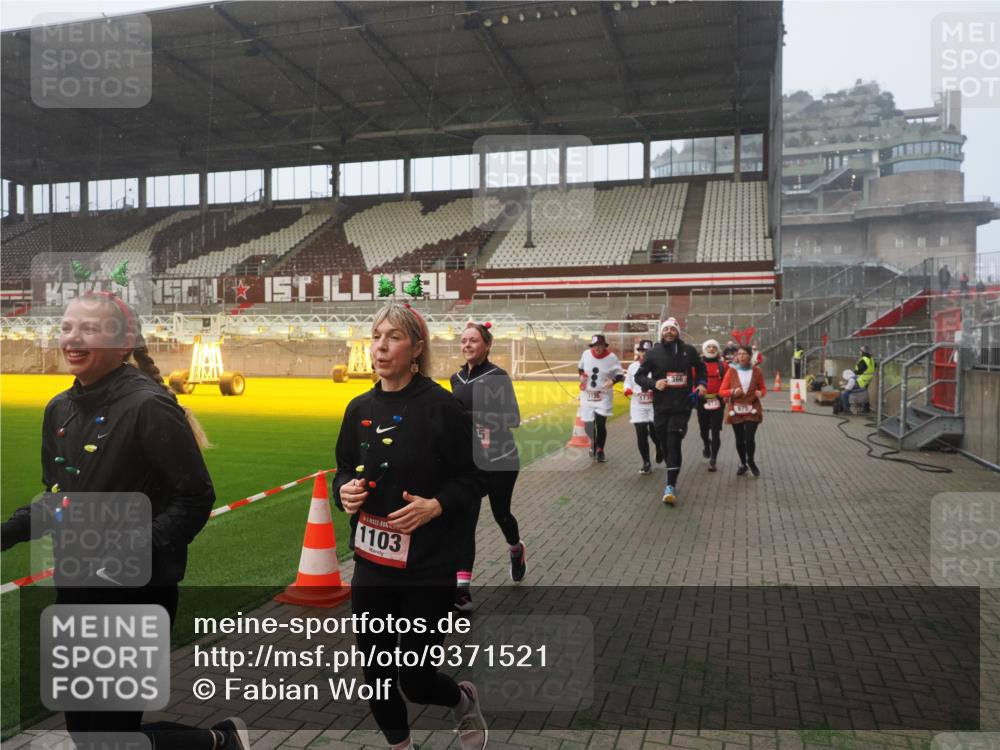 07.12.2025 - St. Pauli X-Mass-Run No. 15 Fabian Wolf http://msf.ph/oto/9371521 07.12.2025 10:06:56 Ziel 217, 366, 867, 972, 975, 1007, 1103, 1505, 1735, 1736, 2129, 3189, 3333, 4354, 4735, 4738 meine-sportfotos.de