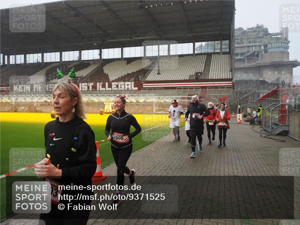 07.12.2025 - St. Pauli X-Mass-Run No. 15 Fabian Wolf http://msf.ph/oto/9371525 07.12.2025 10:06:57 Ziel 217, 366, 421, 792, 867, 972, 975, 1007, 1103, 1505, 1735, 1736, 2129, 3189, 4354, 4735, 4738 meine-sportfotos.de