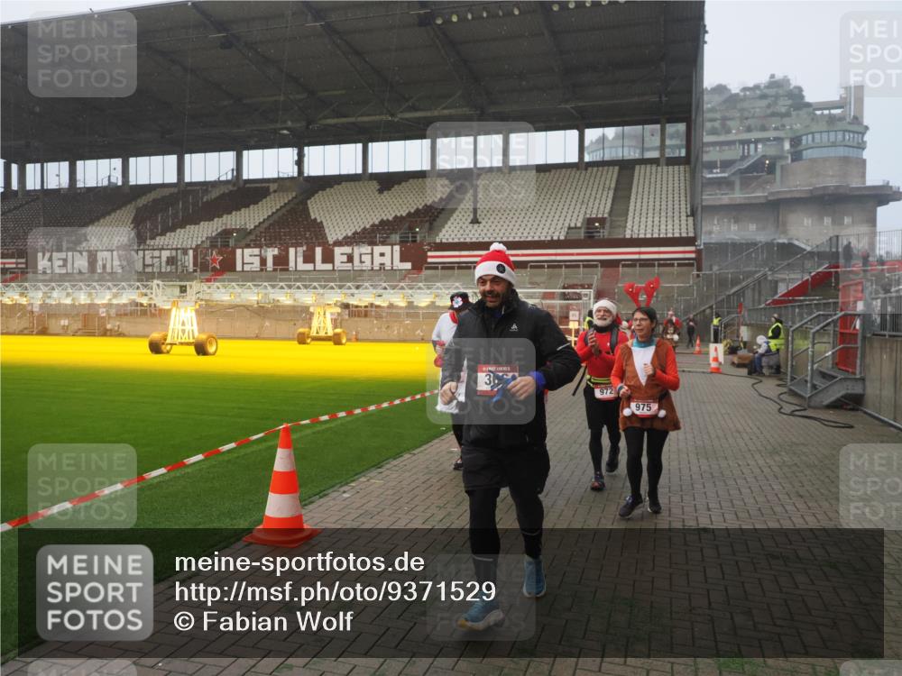 07.12.2025 - St. Pauli X-Mass-Run No. 15 Fabian Wolf http://msf.ph/oto/9371529 07.12.2025 10:06:58 Ziel 217, 366, 421, 792, 867, 972, 975, 1007, 1103, 1505, 1572, 1735, 1736, 2129, 3189, 4354, 4735, 4738 meine-sportfotos.de