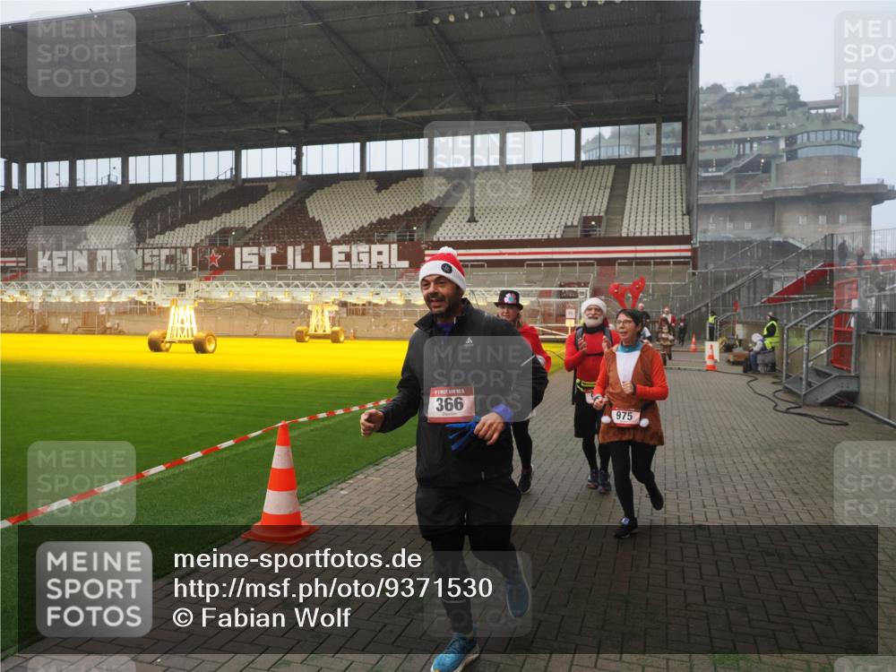 07.12.2025 - St. Pauli X-Mass-Run No. 15 Fabian Wolf http://msf.ph/oto/9371530 07.12.2025 10:06:58 Ziel 217, 366, 421, 792, 867, 972, 975, 1007, 1103, 1505, 1572, 1735, 1736, 2129, 3189, 4354, 4735, 4738 meine-sportfotos.de