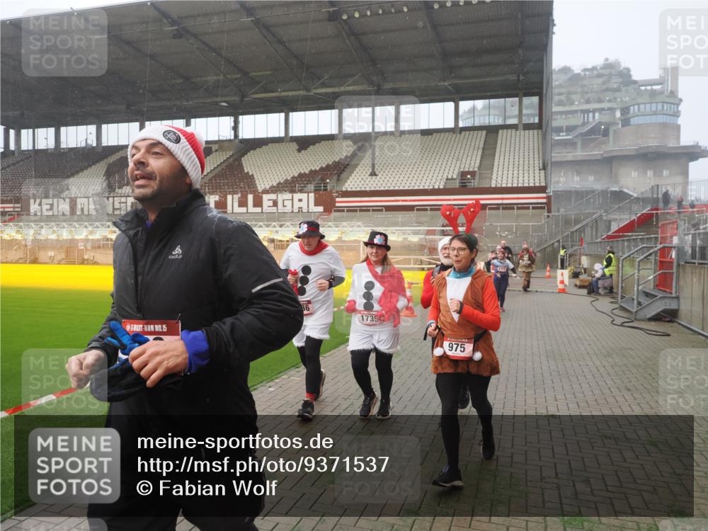07.12.2025 - St. Pauli X-Mass-Run No. 15 Fabian Wolf http://msf.ph/oto/9371537 07.12.2025 10:06:59 Ziel 217, 366, 421, 792, 867, 972, 975, 1007, 1103, 1505, 1572, 1735, 1736, 2129, 3189, 3945, 4354, 4735, 4738 meine-sportfotos.de