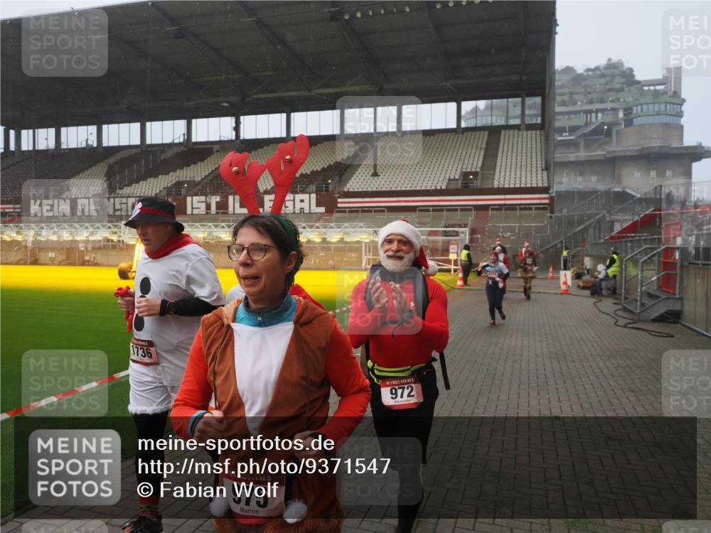 07.12.2025 - St. Pauli X-Mass-Run No. 15 Fabian Wolf http://msf.ph/oto/9371547 07.12.2025 10:07:00 Ziel 217, 366, 421, 792, 867, 972, 975, 1007, 1103, 1505, 1572, 1735, 1736, 2129, 3189, 3945, 4354, 4735, 4738 meine-sportfotos.de
