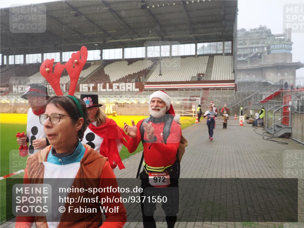 07.12.2025 - St. Pauli X-Mass-Run No. 15 Fabian Wolf http://msf.ph/oto/9371550 07.12.2025 10:07:00 Ziel 217, 366, 421, 792, 867, 972, 975, 1007, 1103, 1505, 1572, 1735, 1736, 2129, 3189, 3945, 4354, 4735, 4738 meine-sportfotos.de