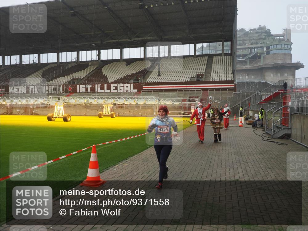 07.12.2025 - St. Pauli X-Mass-Run No. 15 Fabian Wolf http://msf.ph/oto/9371558 07.12.2025 10:07:03 Ziel 217, 366, 421, 792, 867, 972, 975, 1103, 1505, 1572, 1735, 1736, 3189, 3414, 3945, 4354 meine-sportfotos.de