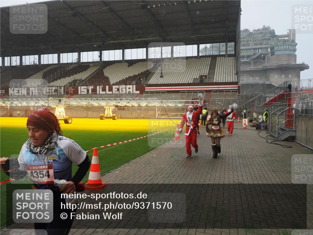 07.12.2025 - St. Pauli X-Mass-Run No. 15 Fabian Wolf http://msf.ph/oto/9371570 07.12.2025 10:07:04 Ziel 217, 366, 421, 792, 867, 972, 975, 1103, 1505, 1572, 1735, 1736, 3189, 3414, 3945, 4354 meine-sportfotos.de