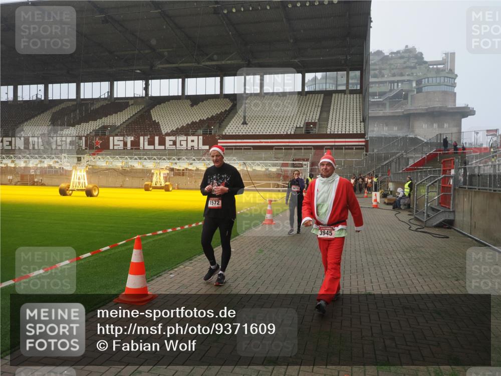 07.12.2025 - St. Pauli X-Mass-Run No. 15 Fabian Wolf http://msf.ph/oto/9371609 07.12.2025 10:07:11 Ziel 421, 792, 1572, 2983, 3414, 3945, 4354 meine-sportfotos.de