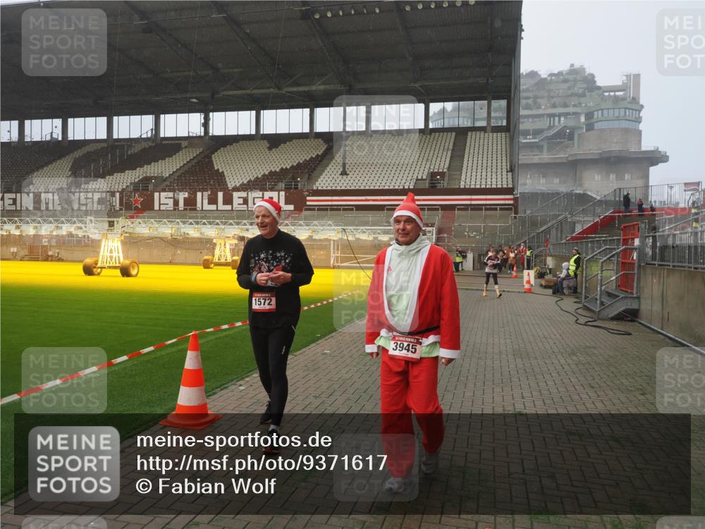 07.12.2025 - St. Pauli X-Mass-Run No. 15 Fabian Wolf http://msf.ph/oto/9371617 07.12.2025 10:07:12 Ziel 421, 792, 1572, 2983, 3414, 3945, 4354 meine-sportfotos.de