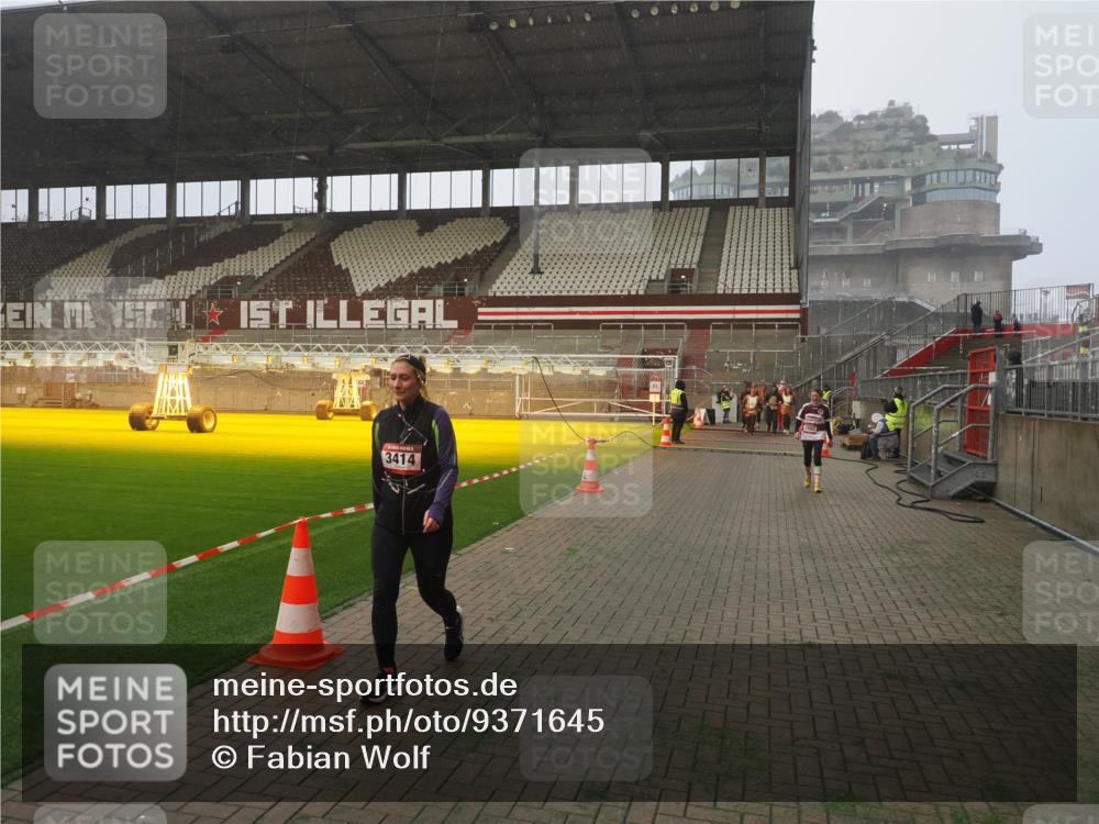 07.12.2025 - St. Pauli X-Mass-Run No. 15 Fabian Wolf http://msf.ph/oto/9371645 07.12.2025 10:07:15 Ziel 421, 792, 1572, 2983, 3414, 3945 meine-sportfotos.de