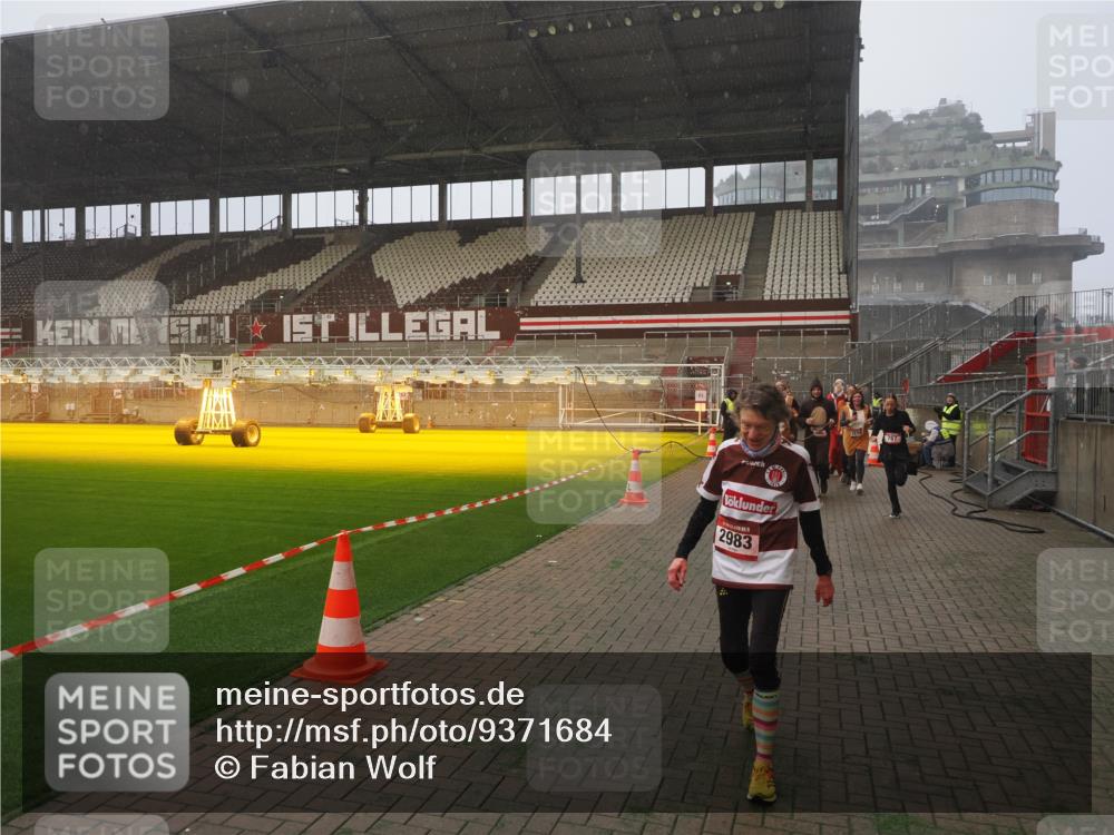 07.12.2025 - St. Pauli X-Mass-Run No. 15 Fabian Wolf http://msf.ph/oto/9371684 07.12.2025 10:07:22 Ziel 256, 265, 272, 517, 657, 685, 716, 767, 1187, 1234, 2983, 3414 meine-sportfotos.de