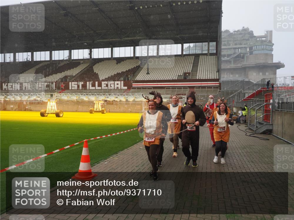 07.12.2025 - St. Pauli X-Mass-Run No. 15 Fabian Wolf http://msf.ph/oto/9371710 07.12.2025 10:07:26 Ziel 256, 265, 272, 517, 657, 685, 716, 767, 1187, 1234, 1543, 2983, 3003 meine-sportfotos.de
