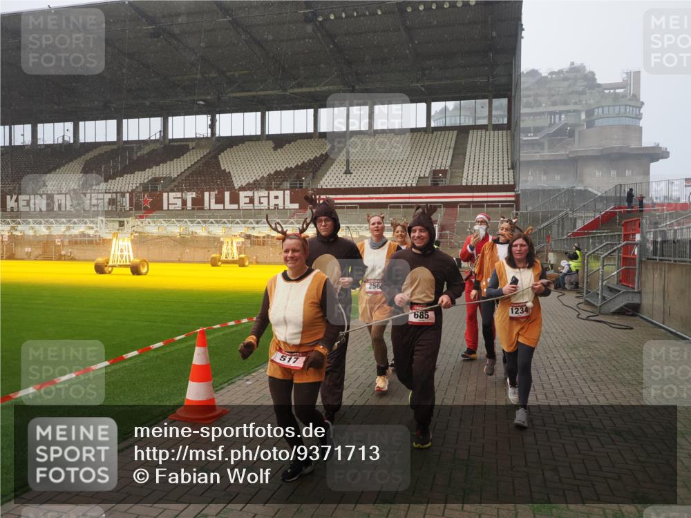 07.12.2025 - St. Pauli X-Mass-Run No. 15 Fabian Wolf http://msf.ph/oto/9371713 07.12.2025 10:07:27 Ziel 256, 265, 272, 517, 657, 685, 716, 767, 1187, 1234, 1543, 2983, 3003 meine-sportfotos.de