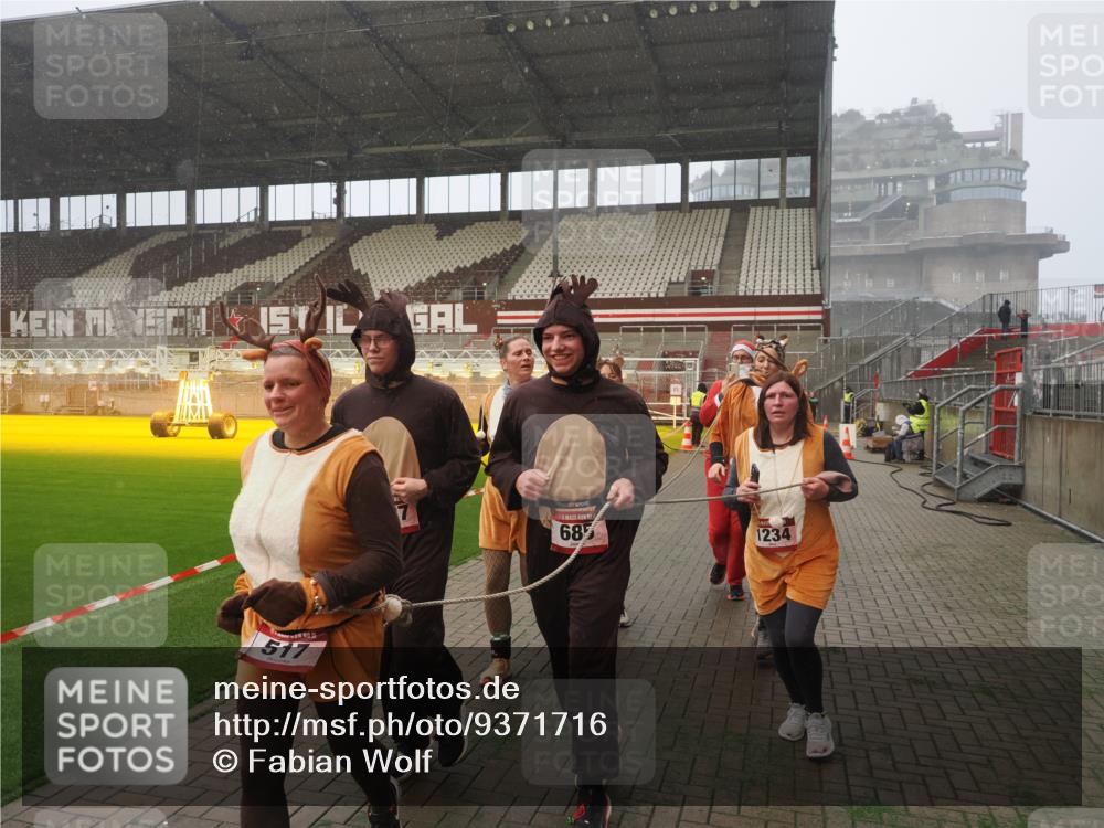 07.12.2025 - St. Pauli X-Mass-Run No. 15 Fabian Wolf http://msf.ph/oto/9371716 07.12.2025 10:07:27 Ziel 256, 265, 272, 517, 657, 685, 716, 767, 1187, 1234, 1543, 2983, 3003 meine-sportfotos.de