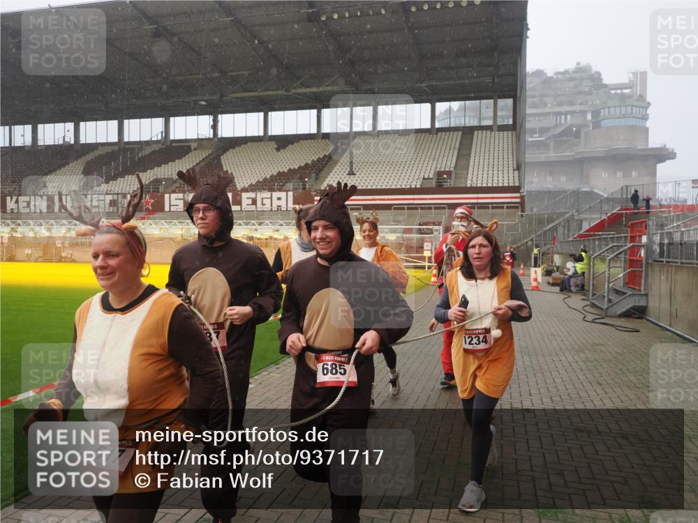 07.12.2025 - St. Pauli X-Mass-Run No. 15 Fabian Wolf http://msf.ph/oto/9371717 07.12.2025 10:07:28 Ziel 256, 265, 272, 517, 657, 685, 716, 767, 1187, 1234, 1543, 2983, 3003 meine-sportfotos.de
