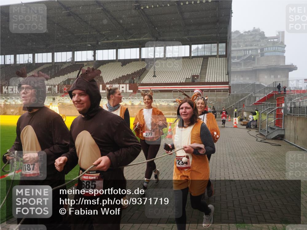 07.12.2025 - St. Pauli X-Mass-Run No. 15 Fabian Wolf http://msf.ph/oto/9371719 07.12.2025 10:07:28 Ziel 256, 265, 272, 517, 657, 685, 716, 767, 1187, 1234, 1543, 2983, 3003 meine-sportfotos.de
