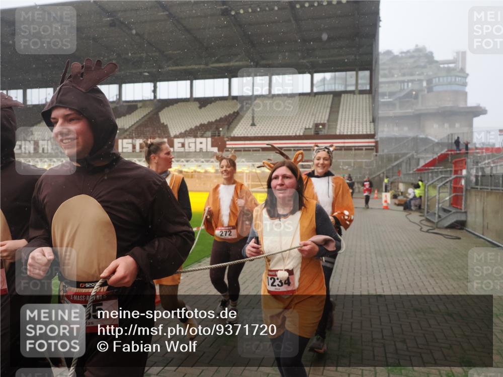 07.12.2025 - St. Pauli X-Mass-Run No. 15 Fabian Wolf http://msf.ph/oto/9371720 07.12.2025 10:07:28 Ziel 256, 265, 272, 517, 657, 685, 716, 767, 1187, 1234, 1543, 2983, 3003 meine-sportfotos.de