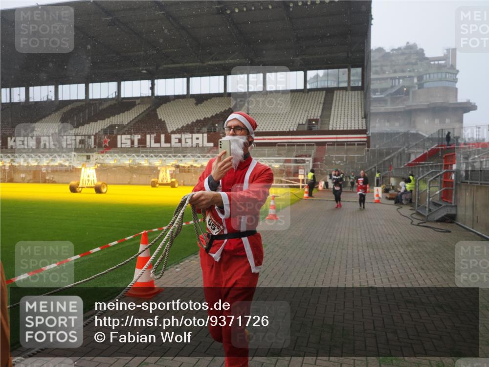 07.12.2025 - St. Pauli X-Mass-Run No. 15 Fabian Wolf http://msf.ph/oto/9371726 07.12.2025 10:07:30 Ziel 256, 265, 272, 517, 657, 685, 716, 767, 1187, 1234, 1543, 3003 meine-sportfotos.de