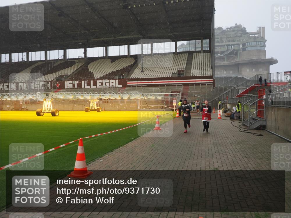 07.12.2025 - St. Pauli X-Mass-Run No. 15 Fabian Wolf http://msf.ph/oto/9371730 07.12.2025 10:07:32 Ziel 256, 265, 272, 517, 657, 685, 716, 767, 1187, 1234, 1447, 1449, 1543, 3003 meine-sportfotos.de