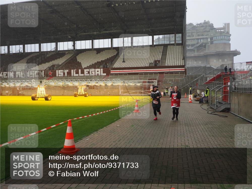 07.12.2025 - St. Pauli X-Mass-Run No. 15 Fabian Wolf http://msf.ph/oto/9371733 07.12.2025 10:07:33 Ziel 256, 265, 272, 517, 657, 685, 716, 767, 1187, 1234, 1447, 1449, 1543, 3003 meine-sportfotos.de