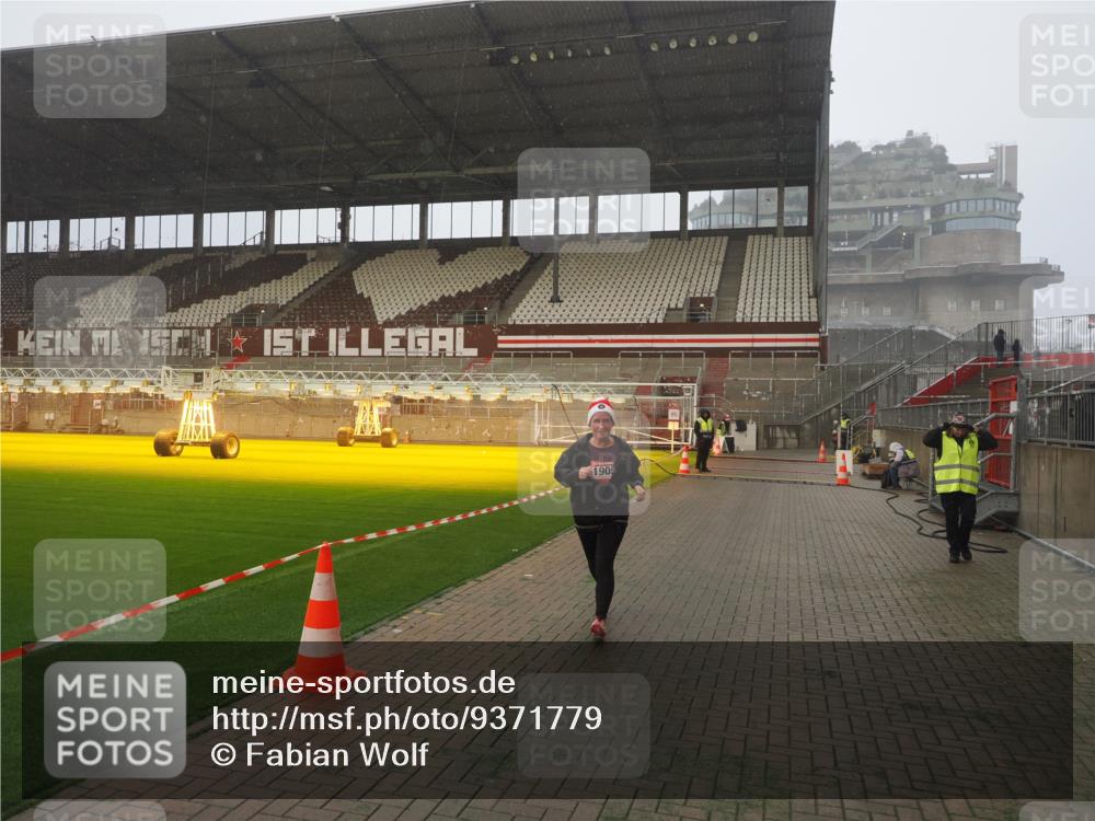 07.12.2025 - St. Pauli X-Mass-Run No. 15 Fabian Wolf http://msf.ph/oto/9371779 07.12.2025 10:07:48 Ziel 1447, 1449, 1905 meine-sportfotos.de