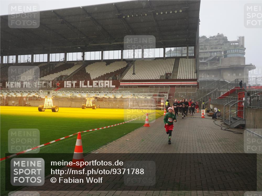 07.12.2025 - St. Pauli X-Mass-Run No. 15 Fabian Wolf http://msf.ph/oto/9371788 07.12.2025 10:07:58 Ziel 1905, 3627, 3628, 4231, 4623, 4624, 4626, 4734, 4737, 4740 meine-sportfotos.de