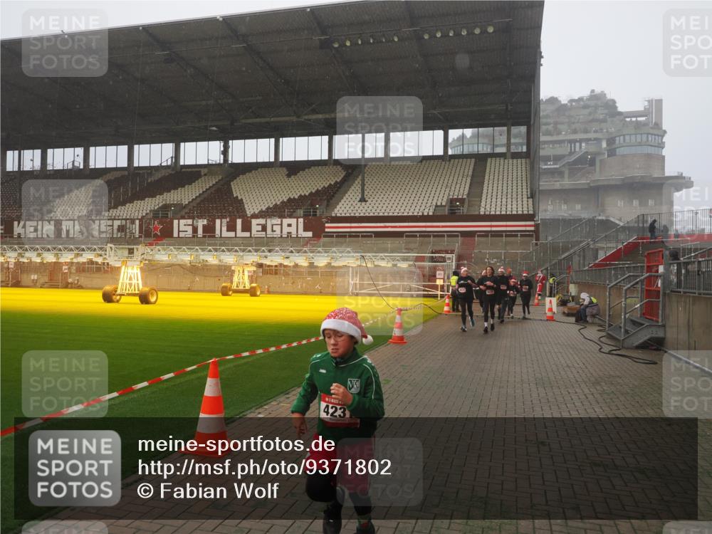 07.12.2025 - St. Pauli X-Mass-Run No. 15 Fabian Wolf http://msf.ph/oto/9371802 07.12.2025 10:07:59 Ziel 1905, 3627, 3628, 4231, 4623, 4624, 4626, 4734, 4737, 4740 meine-sportfotos.de