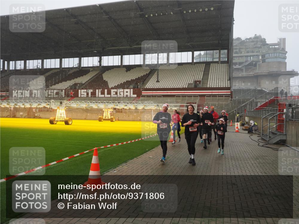 07.12.2025 - St. Pauli X-Mass-Run No. 15 Fabian Wolf http://msf.ph/oto/9371806 07.12.2025 10:08:02 Ziel 2692, 3627, 3628, 4231, 4623, 4624, 4626, 4734, 4737, 4740 meine-sportfotos.de