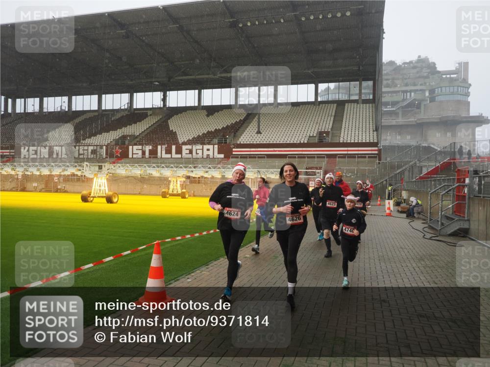 07.12.2025 - St. Pauli X-Mass-Run No. 15 Fabian Wolf http://msf.ph/oto/9371814 07.12.2025 10:08:03 Ziel 2691, 2692, 3627, 3628, 4231, 4623, 4624, 4626, 4734, 4737, 4740 meine-sportfotos.de