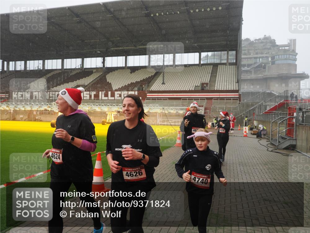 07.12.2025 - St. Pauli X-Mass-Run No. 15 Fabian Wolf http://msf.ph/oto/9371824 07.12.2025 10:08:04 Ziel 2691, 2692, 3627, 3628, 4231, 4623, 4624, 4626, 4734, 4737, 4740 meine-sportfotos.de