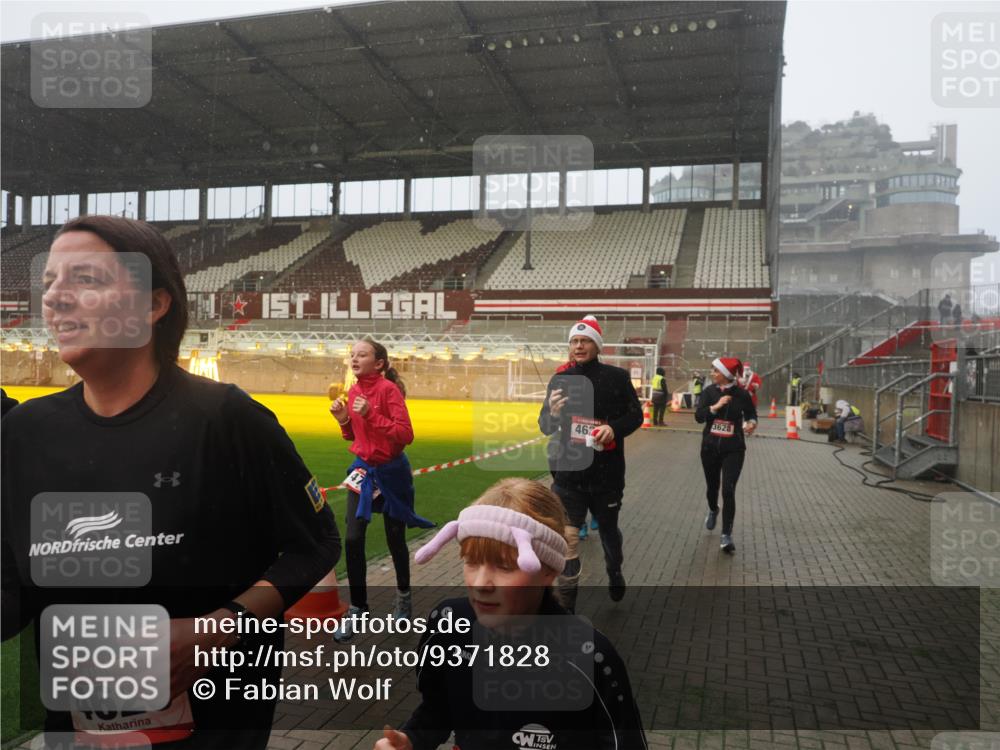 07.12.2025 - St. Pauli X-Mass-Run No. 15 Fabian Wolf http://msf.ph/oto/9371828 07.12.2025 10:08:05 Ziel 2691, 2692, 3627, 3628, 4231, 4623, 4624, 4626, 4734, 4737, 4740 meine-sportfotos.de