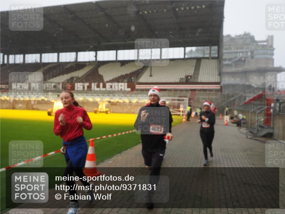 07.12.2025 - St. Pauli X-Mass-Run No. 15 Fabian Wolf http://msf.ph/oto/9371831 07.12.2025 10:08:05 Ziel 2691, 2692, 3627, 3628, 4231, 4623, 4624, 4626, 4734, 4737, 4740 meine-sportfotos.de