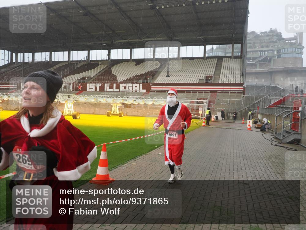 07.12.2025 - St. Pauli X-Mass-Run No. 15 Fabian Wolf http://msf.ph/oto/9371865 07.12.2025 10:08:12 Ziel 2691, 2692, 3627, 3628, 4231, 4623, 4624, 4626, 4734, 4737, 4740 meine-sportfotos.de