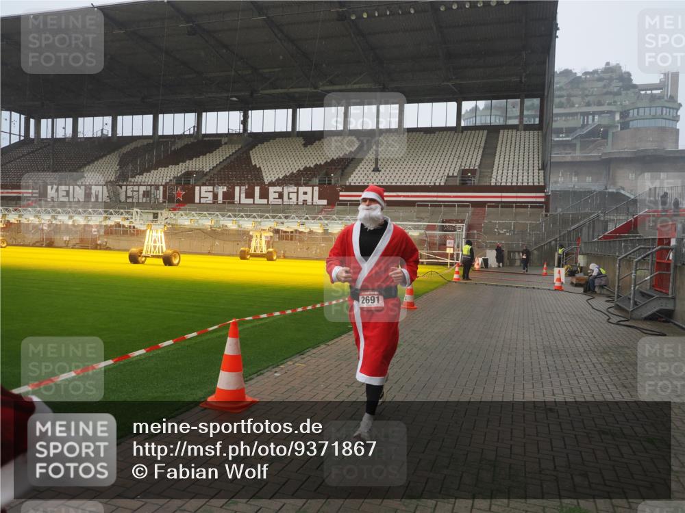 07.12.2025 - St. Pauli X-Mass-Run No. 15 Fabian Wolf http://msf.ph/oto/9371867 07.12.2025 10:08:12 Ziel 2691, 2692, 3627, 3628, 4231, 4623, 4624, 4626, 4734, 4737, 4740 meine-sportfotos.de