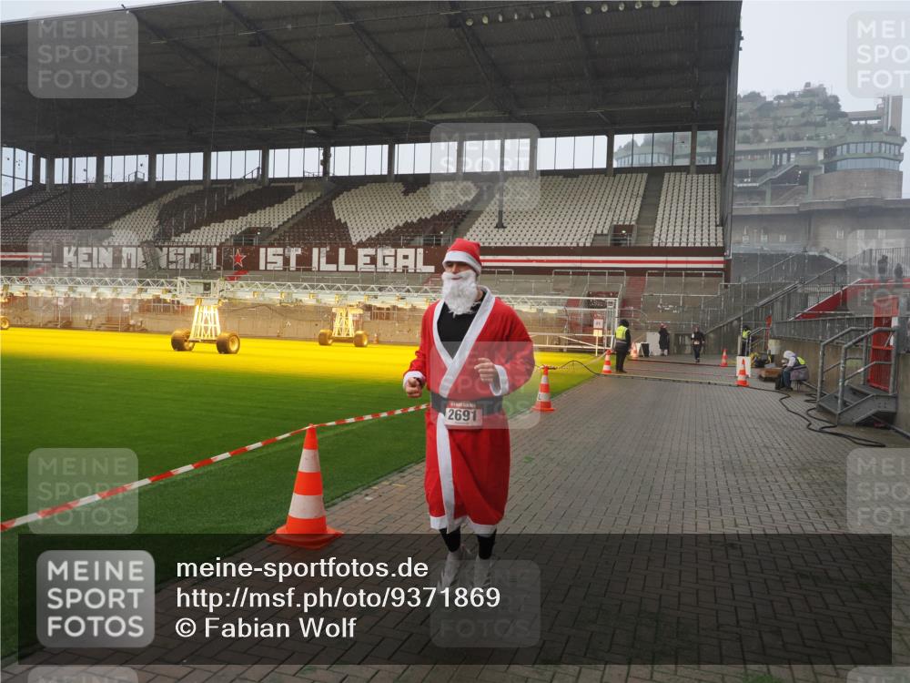 07.12.2025 - St. Pauli X-Mass-Run No. 15 Fabian Wolf http://msf.ph/oto/9371869 07.12.2025 10:08:12 Ziel 2691, 2692, 3627, 3628, 4231, 4623, 4624, 4626, 4734, 4737, 4740 meine-sportfotos.de