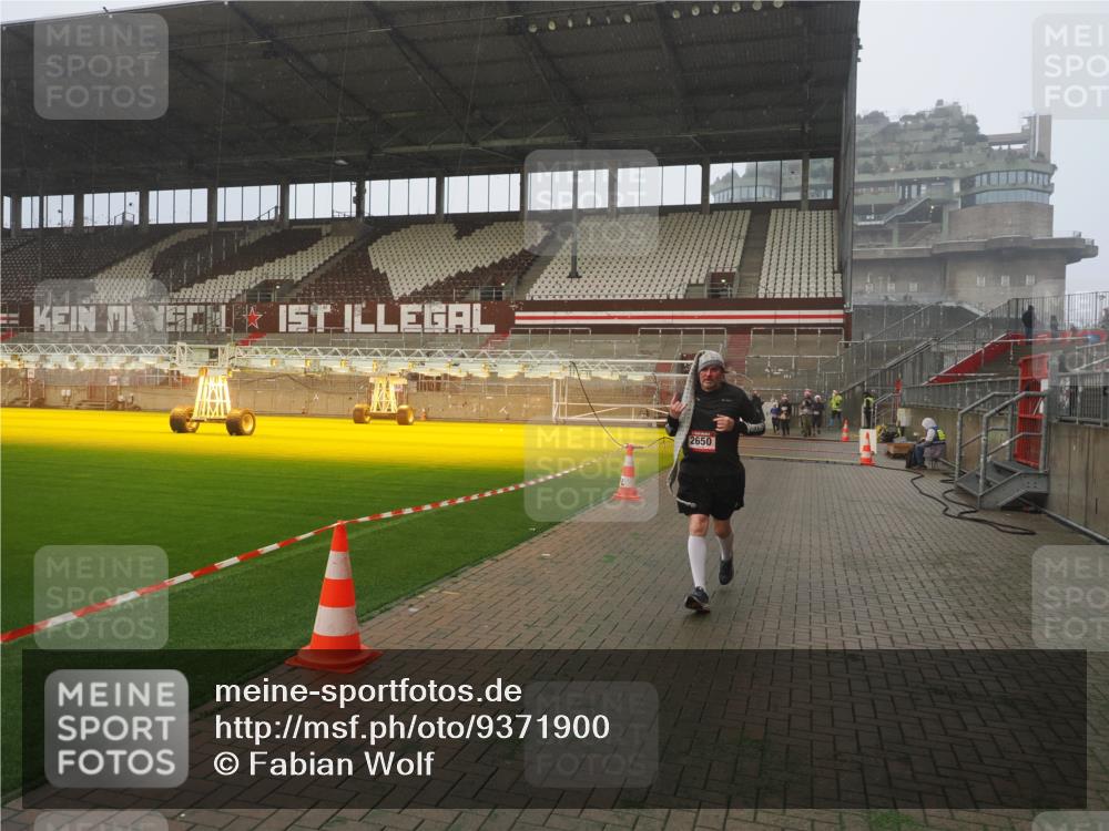 07.12.2025 - St. Pauli X-Mass-Run No. 15 Fabian Wolf http://msf.ph/oto/9371900 07.12.2025 10:08:26 Ziel 2650, 2746 meine-sportfotos.de