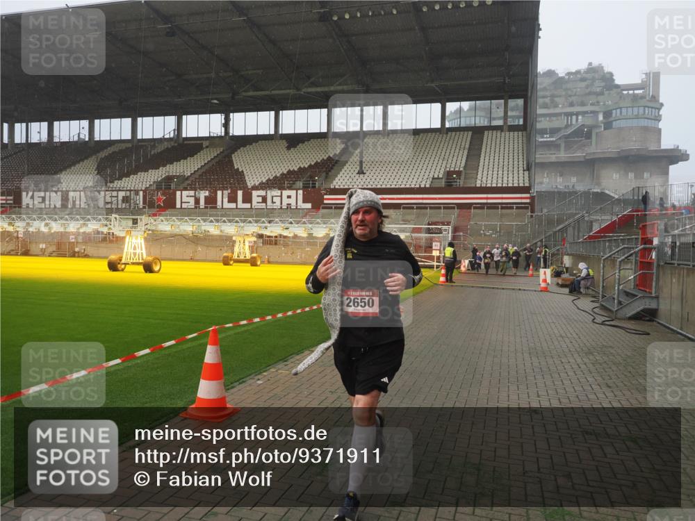 07.12.2025 - St. Pauli X-Mass-Run No. 15 Fabian Wolf http://msf.ph/oto/9371911 07.12.2025 10:08:27 Ziel 2650, 2746 meine-sportfotos.de