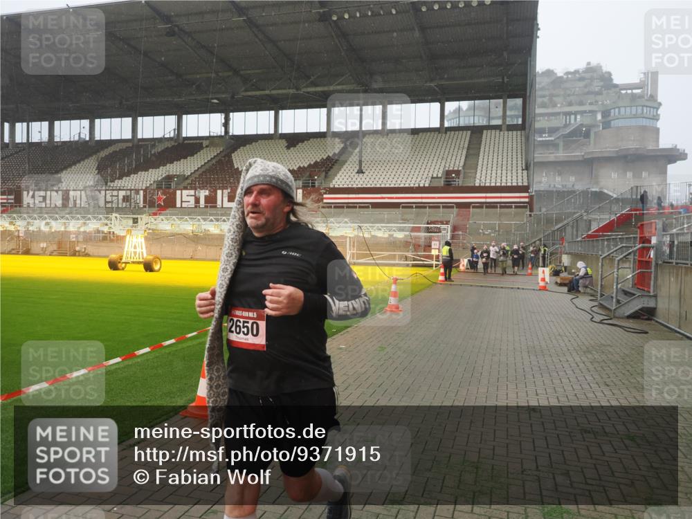 07.12.2025 - St. Pauli X-Mass-Run No. 15 Fabian Wolf http://msf.ph/oto/9371915 07.12.2025 10:08:28 Ziel 2650, 2746 meine-sportfotos.de