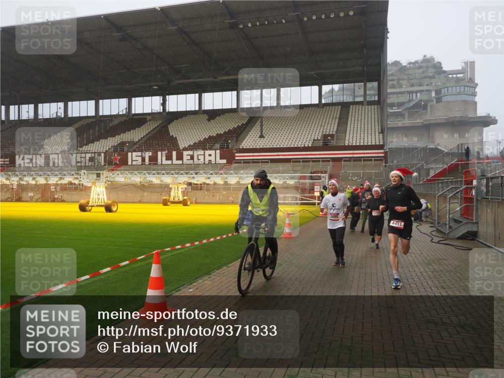 07.12.2025 - St. Pauli X-Mass-Run No. 15 Fabian Wolf http://msf.ph/oto/9371933 07.12.2025 10:08:37 Ziel 2247, 2248, 2650, 3212, 3495, 3671, 3759, 4205, 4232, 4234, 4451 meine-sportfotos.de