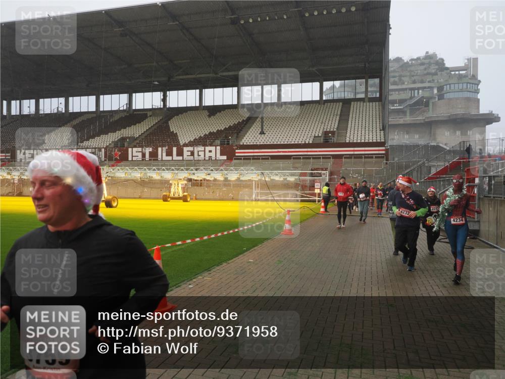07.12.2025 - St. Pauli X-Mass-Run No. 15 Fabian Wolf http://msf.ph/oto/9371958 07.12.2025 10:08:41 Ziel 707, 789, 947, 1002, 1031, 2247, 2248, 3212, 3332, 3335, 3495, 3671, 3759, 4205, 4232, 4234, 4451 meine-sportfotos.de