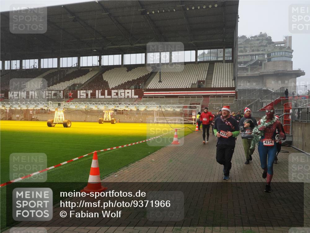 07.12.2025 - St. Pauli X-Mass-Run No. 15 Fabian Wolf http://msf.ph/oto/9371966 07.12.2025 10:08:42 Ziel 390, 707, 789, 947, 1002, 1031, 2247, 2248, 2521, 3212, 3332, 3335, 3495, 3671, 3759, 4205, 4232, 4234, 4451 meine-sportfotos.de