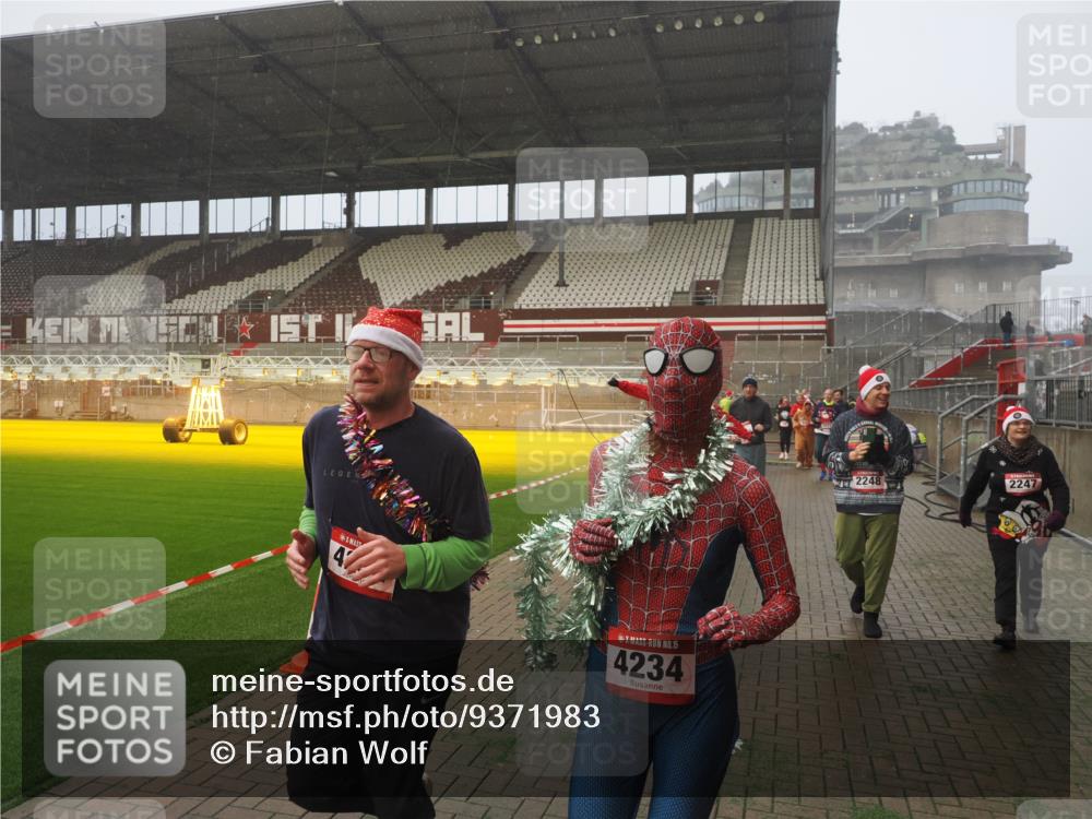 07.12.2025 - St. Pauli X-Mass-Run No. 15 Fabian Wolf http://msf.ph/oto/9371983 07.12.2025 10:08:44 Ziel 390, 707, 789, 947, 1002, 1031, 1176, 2247, 2248, 2521, 3212, 3332, 3335, 3495, 3671, 3759, 4205, 4232, 4234, 4451 meine-sportfotos.de