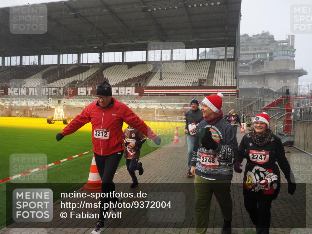 07.12.2025 - St. Pauli X-Mass-Run No. 15 Fabian Wolf http://msf.ph/oto/9372004 07.12.2025 10:08:46 Ziel 390, 707, 789, 947, 1002, 1031, 1176, 2247, 2248, 2521, 3212, 3332, 3335, 3495, 3671, 3759, 3904, 3907, 4205, 4232, 4234, 4451 meine-sportfotos.de